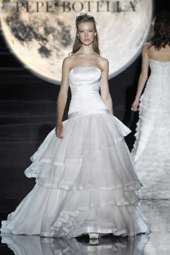 Strapless Wedding Gowns by Pepe Botella4